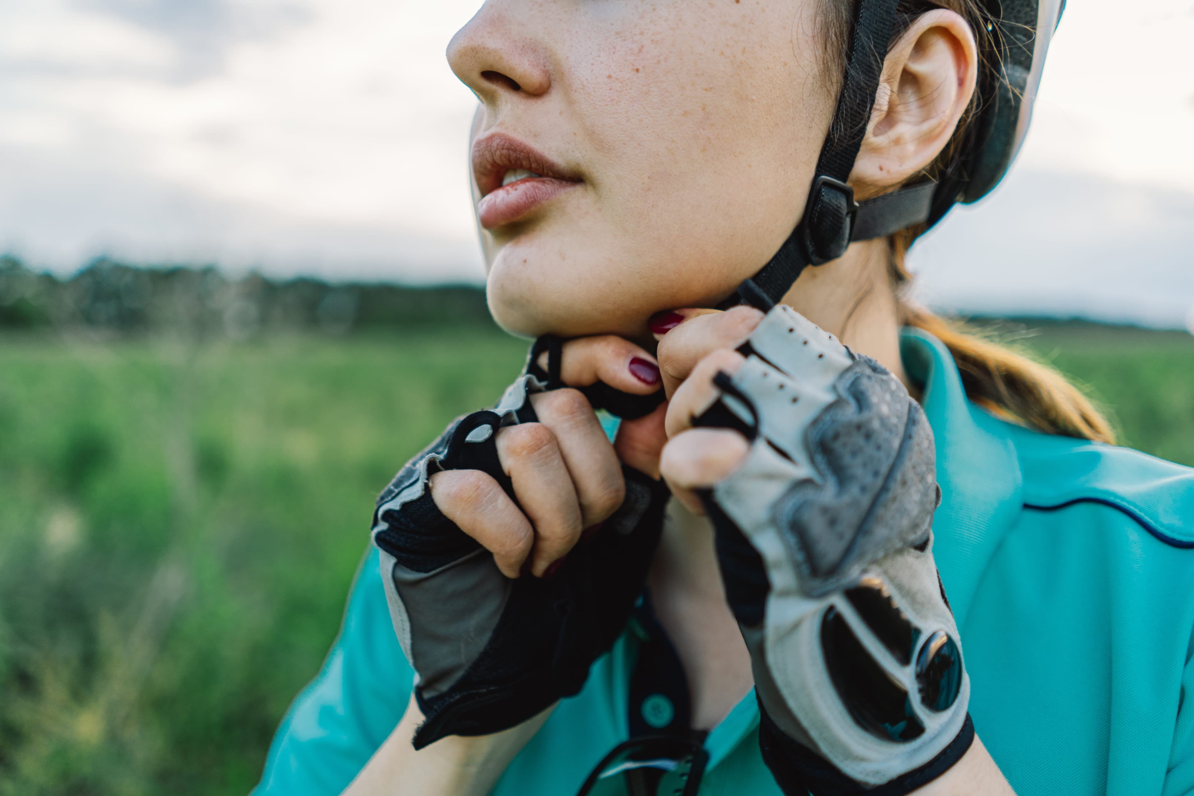 Seguridad - Persona colocandose un casco